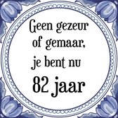 Verjaardag Tegeltje met Spreuk (82 jaar: Geen gezeur of ge maar, je bent nu gewoon 82 jaar + cadeau verpakking & plakhanger