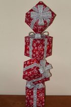 4 decoratieve kerstcadeaus - Rood met zilveren strik - 35 witte led lampjes - Kerstboom