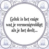 Tegeltje met Spreuk (relatiegeschenken): Geluk is het enige wat je vermenigvuldigt als je het deelt + Cadeau verpakking & Plakhanger