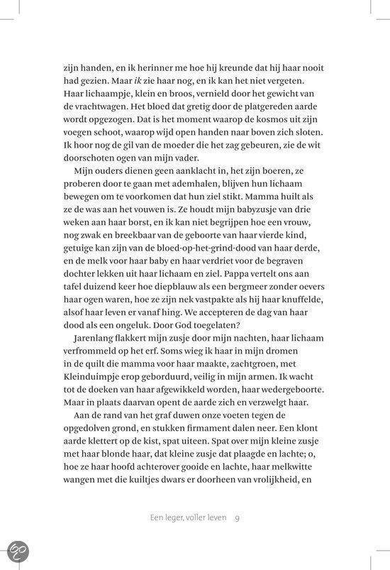 Een vrouw met een bloedneus en een bloedvlek op haar neus, die haar dochter vasthoudt in een deken.