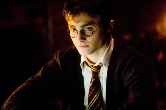 Harry Potter met bril en een gestreepte stropdas, kijkend naar de zijkant.