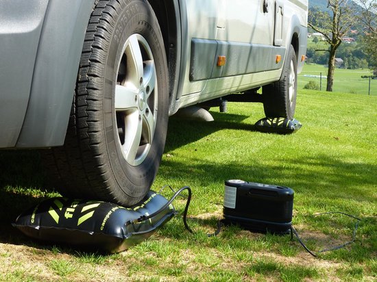 Coussin de pneu flat-jack pour niveler les caravanes et les camping-cars |  bol.com