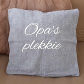 Kussen Kussenhoes met tekst bedrukt cadeau opa plekje | opa’s plekkie | lichtgrijs taupe met opdruk wit | 40x40 cm vaderdag