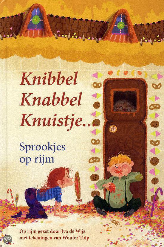 Kinderboek "Knibbel Knabbel Knuistje... Sprookjes op rijm". Een jongen met vuile kleren zit in een peperkoekhuisje. Een meisje knielt en ruikt aan een peperkoek.