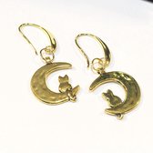 Gold plated oorbellen met kat op de maan hanger