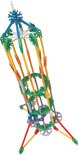Een K'NEX model van een raket in groen, geel, oranje, rood en blauw.