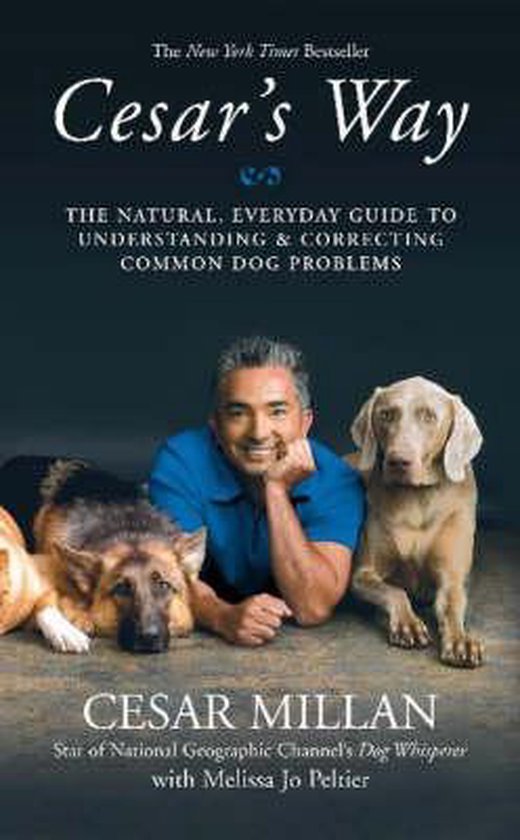 Boekhoes met Cesar Millan die glimlacht, met twee honden aan weerszijden. Titel: Cesar's Way.