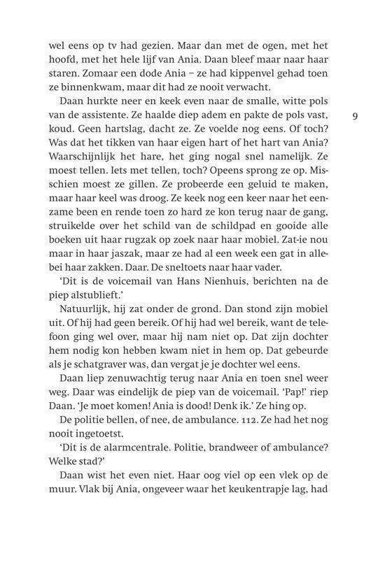 Tekst uit een boek. Een vrouw kijkt op haar telefoon.