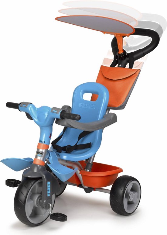 Blauwe driewieler met oranje mandje, zonnekap en grijze wielen. De driewieler heeft een blauw zadel en grijze duwstang.