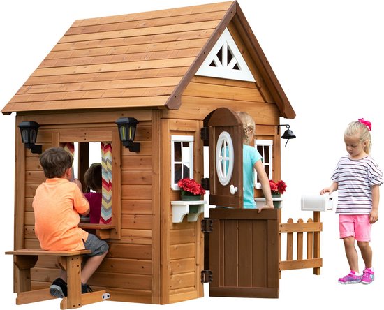 Houten speelhuis Aspen met kinderen, brievenbus, buitenbankje en verlichting.