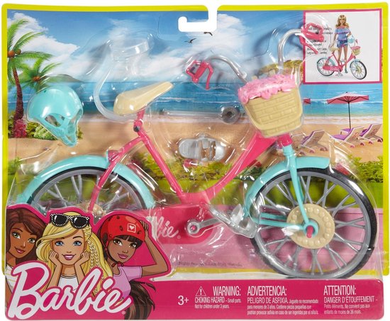 Roze Barbie fiets met lichtblauwe spatborden en velgen, rieten mandje met bloemen en helm.