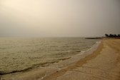 Tuinposter - Zee / Water / Strand - Strand in beige / bruin / wit / zwart - 120 x 180 cm.