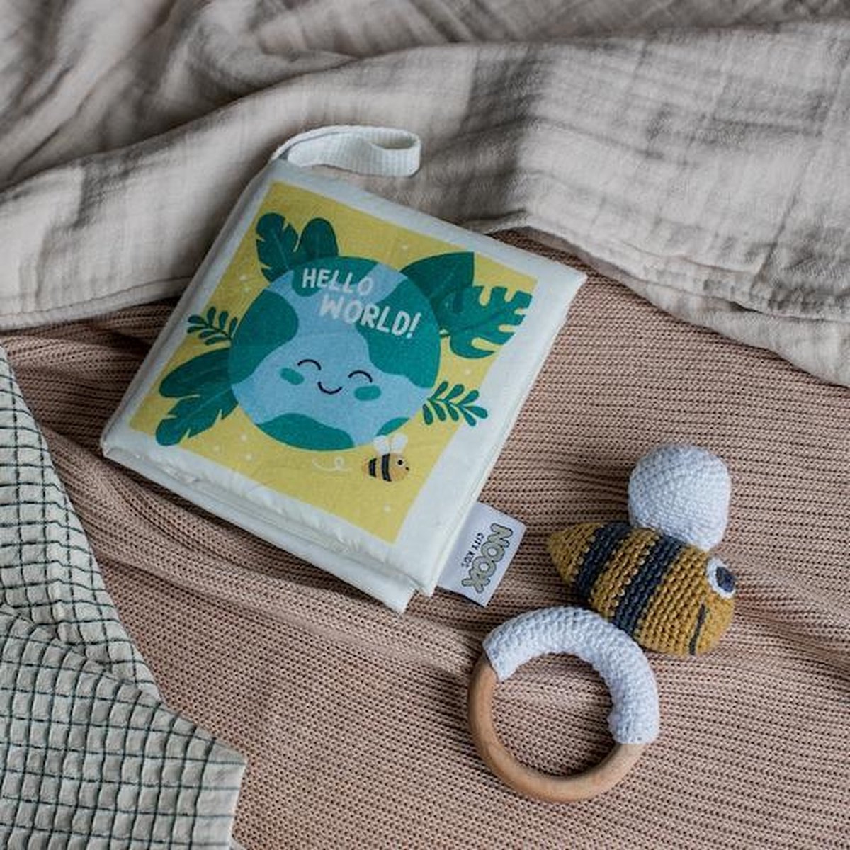 Goedkoopste Combideal Hello World met zacht babyboekje & houten bijtring met gehaakt bijtje - fairly made - duurzaam en origineel cadeau