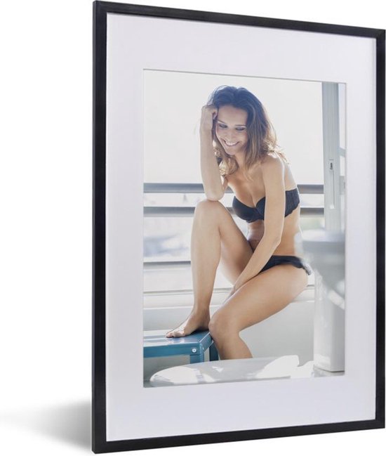 Fotolijst incl. Poster - Jonge vrouw in lingerie in een badkamer - 30x40 cm - Posterlijst