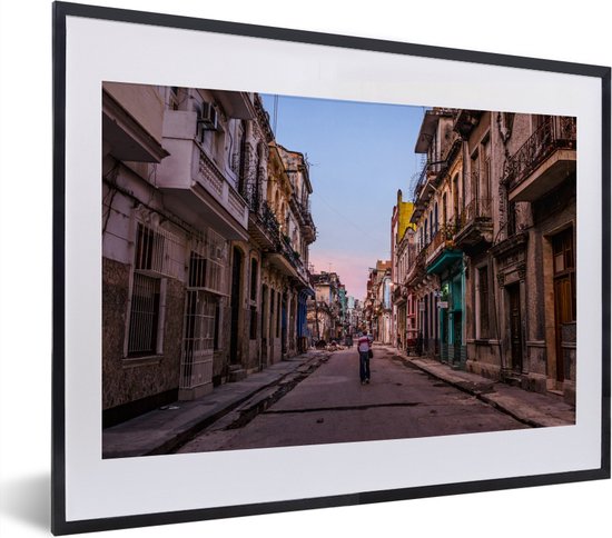 Fotolijst incl. Poster - Vervallen straat in het centrale deel van Havana in Cuba - 40x30 cm - Posterlijst