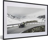 Fotolijst incl. Poster - Rijdende motor in een sneeuwomgeving - 60x40 cm - Posterlijst
