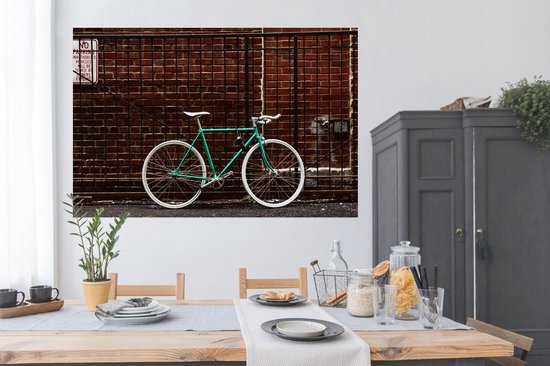 Poster Vélo vert à la clôture 180x120 cm - Tirage photo sur Poster (décoration murale salon / chambre) XXL / Groot format!