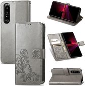 Voor Sony Xperia 1 III Vierbladige sluiting Reliëfgesp Mobiele telefoonbescherming Lederen tas met lanyard & kaartsleuf & portemonnee & beugelfunctie (grijs)