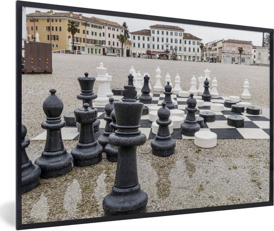 Fotolijst incl. Poster - Het schaken in het groot op een plein - 120x80 cm - Posterlijst