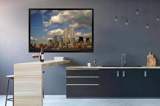 Affiche avec cadre World trade Center - Des nuages entourent le World trade center à New York - cadre photo noir - 120x80 cm - Affiche avec cadre