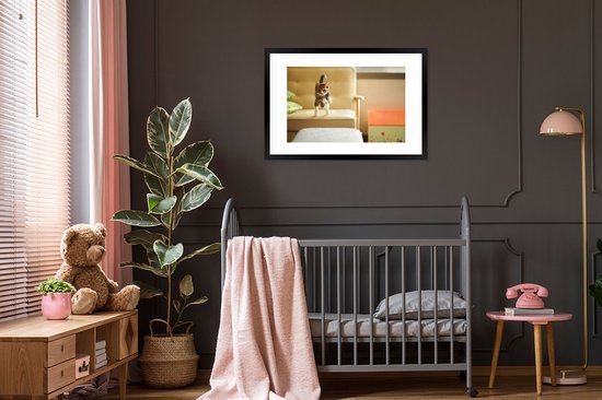 Image encadrée - Chat sautant du canapé cadre photo noir avec passe-partout blanc 60x90 90x60 cm - Affiche encadrée (Décoration murale salon / chambre)