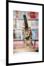 Cadre photo - Chat sautant sur chaise cadre photo noir avec passe-partout blanc 60x90 60x90 cm - Affiche sous cadre (Décoration murale salon / chambre)