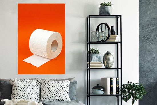 Een poster met een wc-rol op een helder oranje achtergrond.