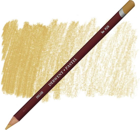 Derwent Pastel potlood, kleur Tan P570, met bruine huls en gouden uiteinde, afgebeeld op een lichtgele veeg.