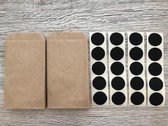 20 Bruine papieren craft zakjes 7,2x12 cm en 20 Mat zwarte stickers 2,4 cm