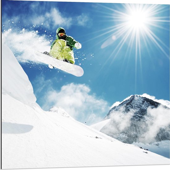 Dibond - Snowboarder vliegend over Witte Berg - 80x80cm Foto op Aluminium (Met Ophangsysteem)