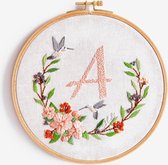 DMC Borduurpakket Perlé | Flower Garland | Bloem + Letter | Kruissteek | Cross Stitch | Volwassen | DIY kit | Borduren | Cadeau | MAIA Creative