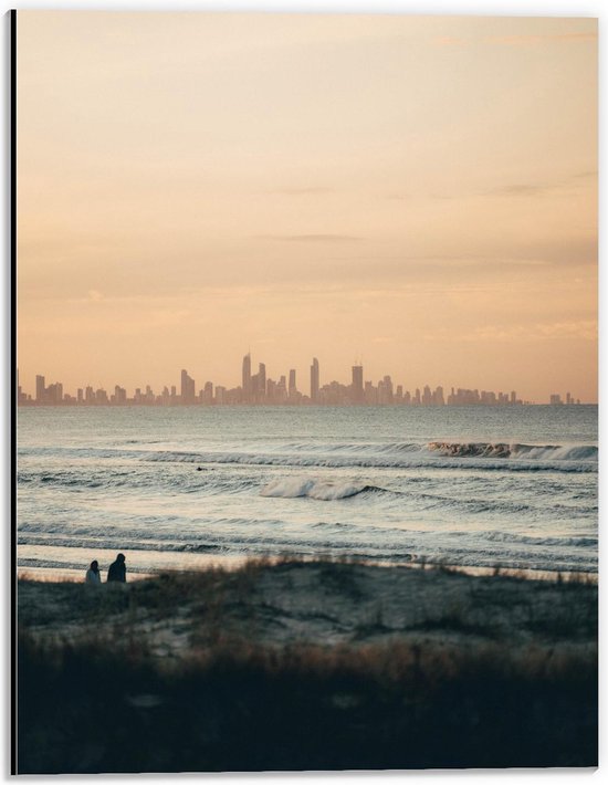 Dibond - Skyline met Zee - 30x40cm Foto op Aluminium (Wanddecoratie van metaal)