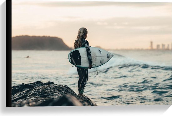 Canvas  - Surfgirl richting de Zee - 60x40cm Foto op Canvas Schilderij (Wanddecoratie op Canvas)