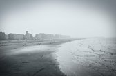 Tuinposter - Zee - Strand in wit / grijs / zwart - 80 x 120 cm.