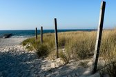 Tuinposter - Zee - Strand in wit / beige / grijs / groen / blauw - 60 x 90 cm.