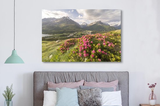 Prairie fleurie aux rhododendrons entre les montagnes 180x120 cm - Tirage photo sur toile (Décoration murale salon / chambre) XXL / Groot format!
