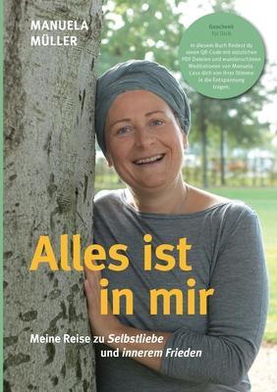 Vrouw met grijze tulband leunt tegen een boom op de cover van het boek 'Alles ist in mir', met tekst over zelfliefde.