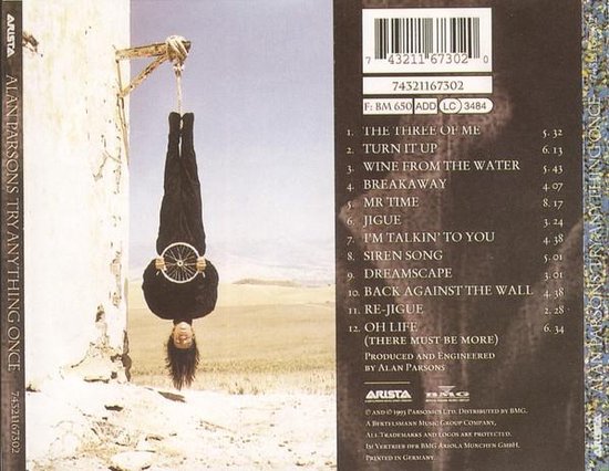 Achterkant CD 'Try Anything Once' met tracklist en man hangend aan muur.