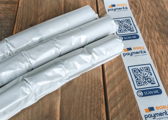 Drie witte kassarollen verpakt in plastic folie, naast een strook met "easy payments" logo en QR-code.