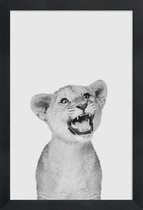 JUNIQE - Poster met houten lijst Leeuwenwelp - zwart-wit fotografie