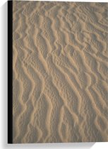 Canvas  - Streep Reliëf in het Zand - 40x60cm Foto op Canvas Schilderij (Wanddecoratie op Canvas)