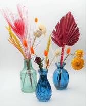 Verjaardag? cadeau tip! Droogbloemen, een vrolijke mix van geel, wit, paars, roze, oranje, naturel MET 3 vaasjes blauw en een kaarsje van Rustic Lys