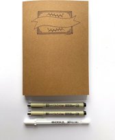 Oefenblok A5 handlettering met wit, recycled bruin en zwart papier en karton + 2 Sakura micron fineliners en een witte gellyrol pen – startset handlettering