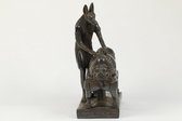 Anubis, de god van de mummificatie, mummificeert koning Toetanchamon