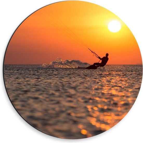Dibond Wandcirkel - Surfer in de Zee tijdens Zonsopkomst - 30x30cm Foto op Aluminium Wandcirkel (met ophangsysteem)