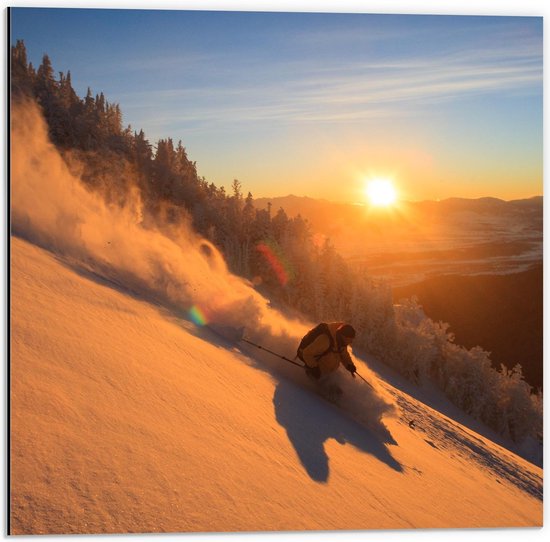 Dibond - Ondergaande Zon bij de Skipiste - 50x50cm Foto op Aluminium (Met Ophangsysteem)