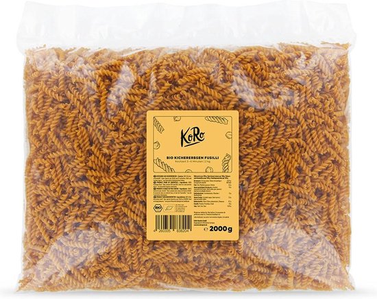 Een grote doorzichtige zak KoRo BIO kikkererwten fusilli pasta tegen een witte achtergrond.