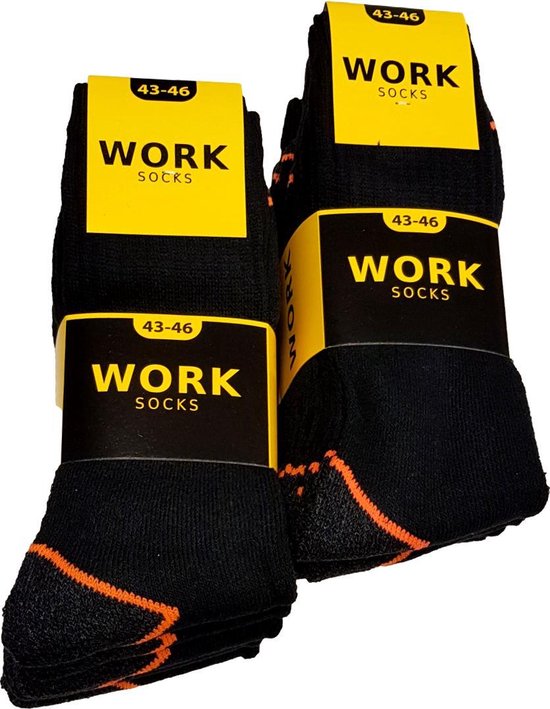 Twee verpakte paren zwarte werksokken met gele banden met 'WORK SOCKS' en maat 43-46. Oranje details bij hiel en teen.