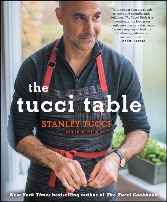Boekomslag met Stanley Tucci in een schort, met de tekst 'the tucci table' en citaten van Mario Batali.