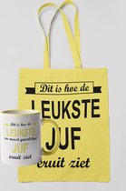 Cadeau set-De leukste juf tas geel met zwarte tekst+ mokgeel - afscheids cadeauset-verjaardag juffrouw-leerkracht-bedankje